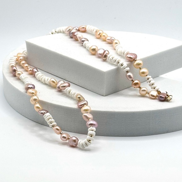 Pastel coloured pearl nugget necklace with gold beads and white puka shells. - Picture 6 of 7